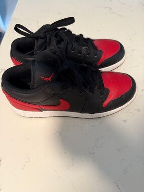 Nike Kids Black and Red Low-Top Sneakers with Swoosh